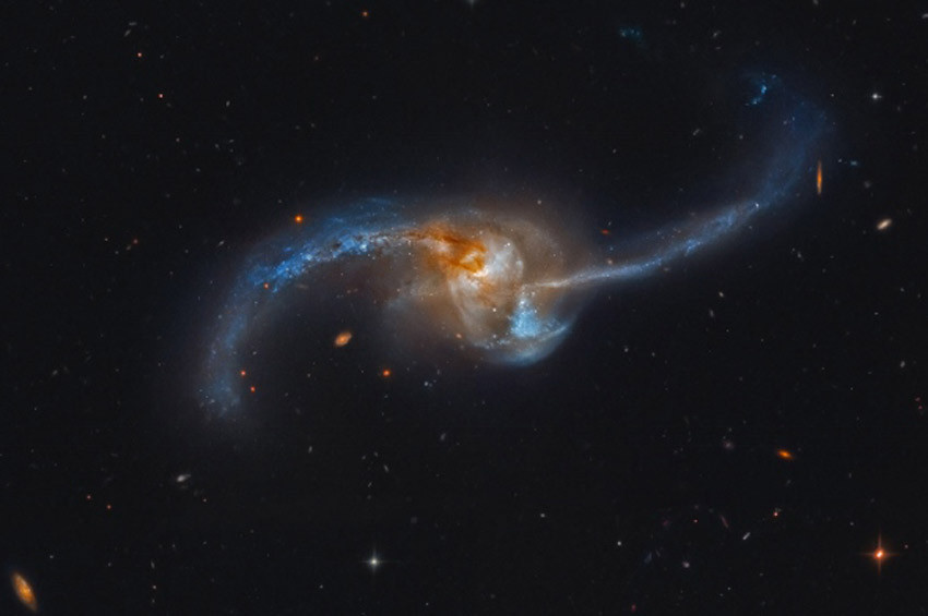 Samanyoluna çarpan sosis şekilli galaksi 
