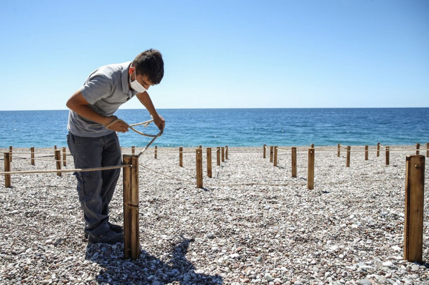 Antalya plajlarında şezlonglara koronavirüs ayarı
