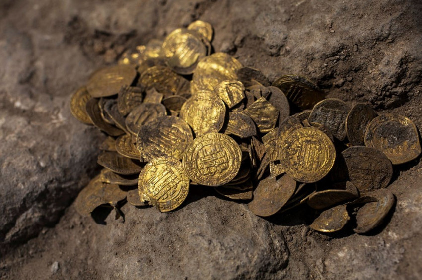 Gençler bin yıllık altın dolu hazine buldu