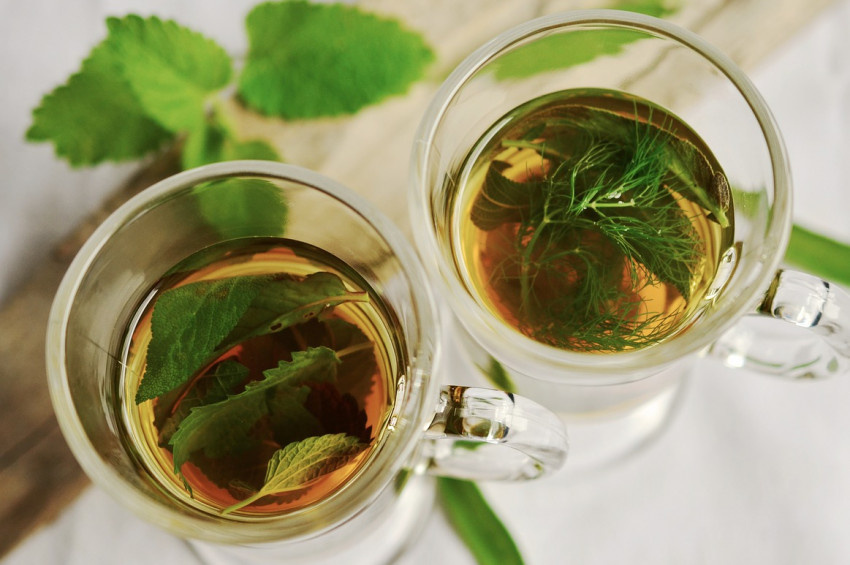 Adet dönemi ağrılarını hafifletecek  6 bitki çayı
