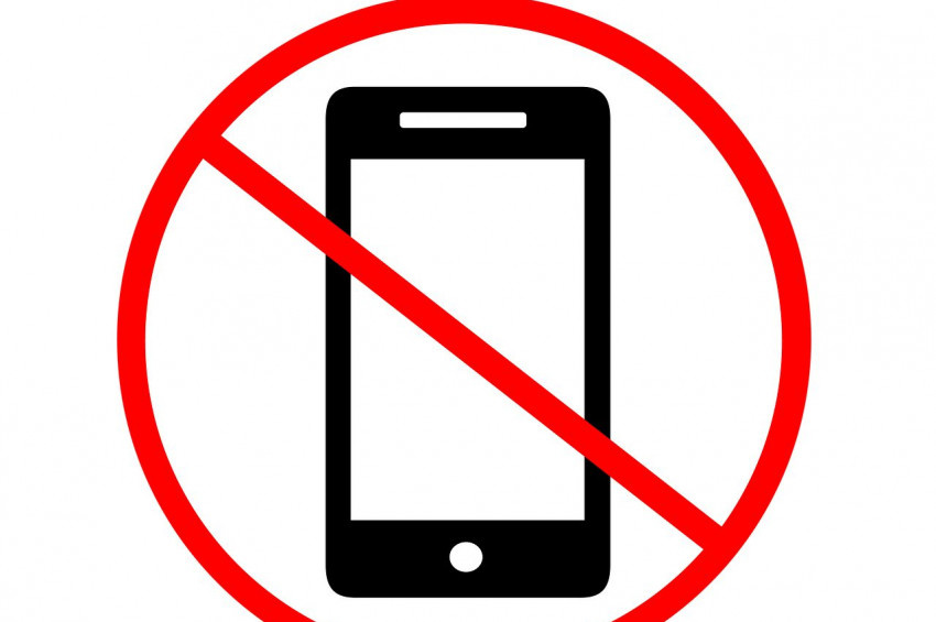 Suudi Arabistan okullarda  cep telefonunu yasakladı