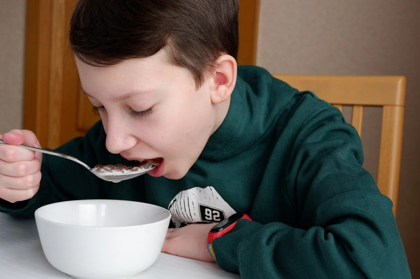 Büyüme çağındaki çocuklar hangi besini, ne kadar yemeli?