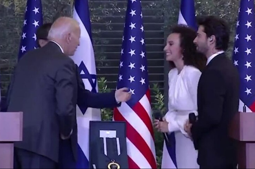 Şomer negiah inancı gereği Yahudi Şarkıcı Yuval Dayan, Joe Bidenin elini havada bıraktı