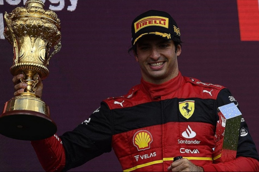 F1 Büyük Britanya Grand Prixsinin galibi Carlos Sainz