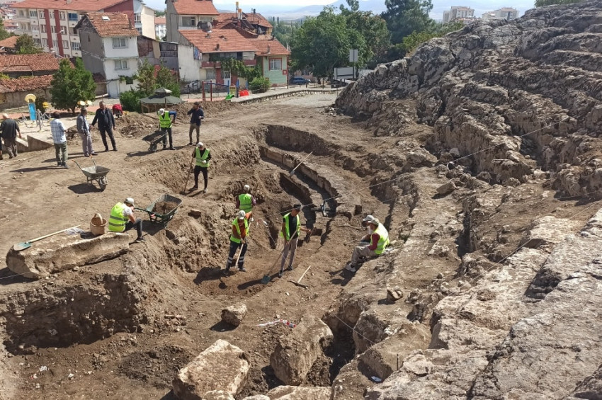 Zile Kalesi antik tiyatrosunun basamakları yeninden gün yüzü gördü