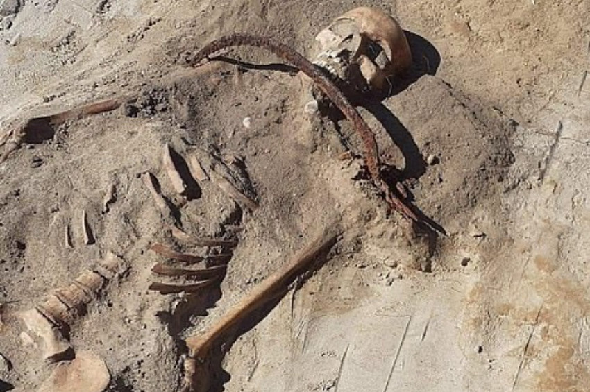 Polonyada boğazında orakla gömülmüş kadın vampir iskeleti bulundu
