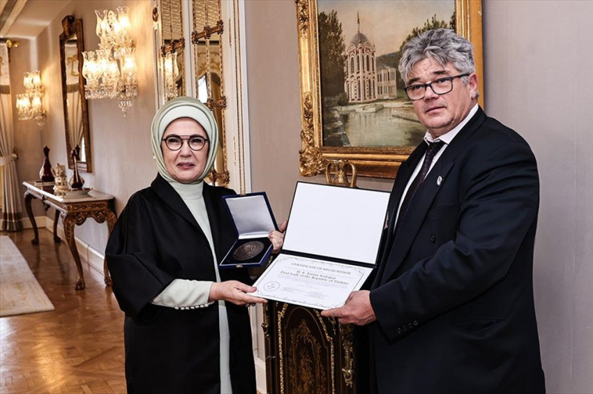 Dr. Beck Apiterapi Ödülü Emine Erdoğana verildi