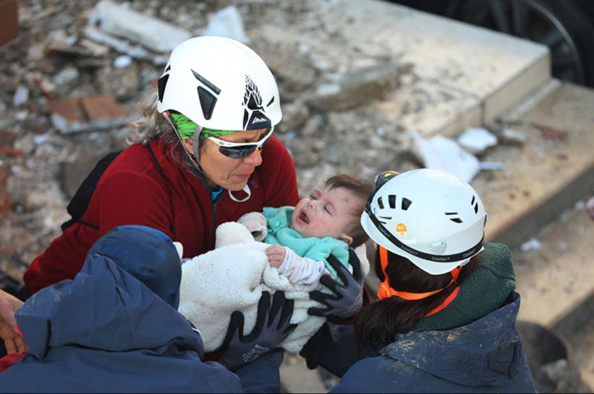 Bir anne ve 6 aylık bebeği enkaz altından sağ çıkarıldı