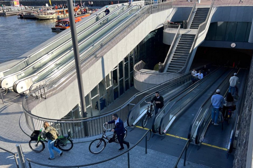 Amsterdamlılar 7 bin bisiklet kapasiteli park alanını 4 ayda doldurdu 
