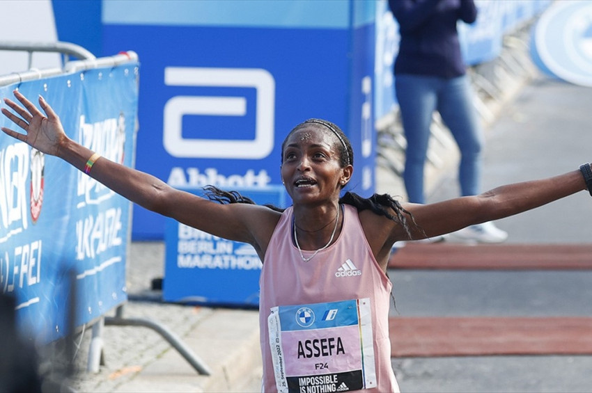 Erkeklerden hızlı kadın atlet Tigist Assefa Berlinde yeni bir rekor kırdı