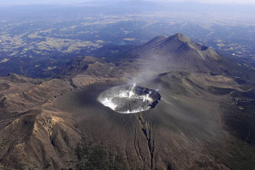 Şinmoedake volkanı kül püskürtmeye başladı