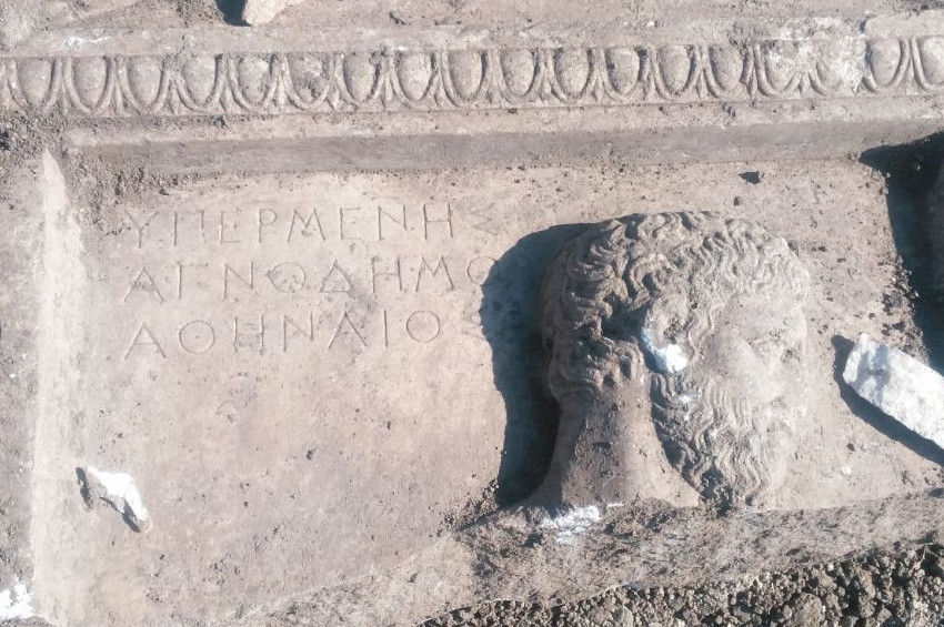 Bursadaki kaçak kazıda 2 bin yıllık mezar steli yakalandı