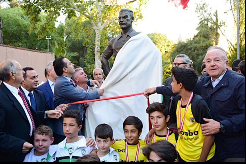 Bornovaya ilk futbolcu anıtı dikildi