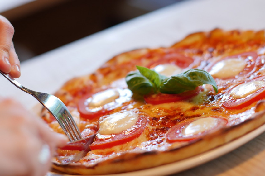 Pizzacıda sevişen çifte sokağa çıkmama cezası