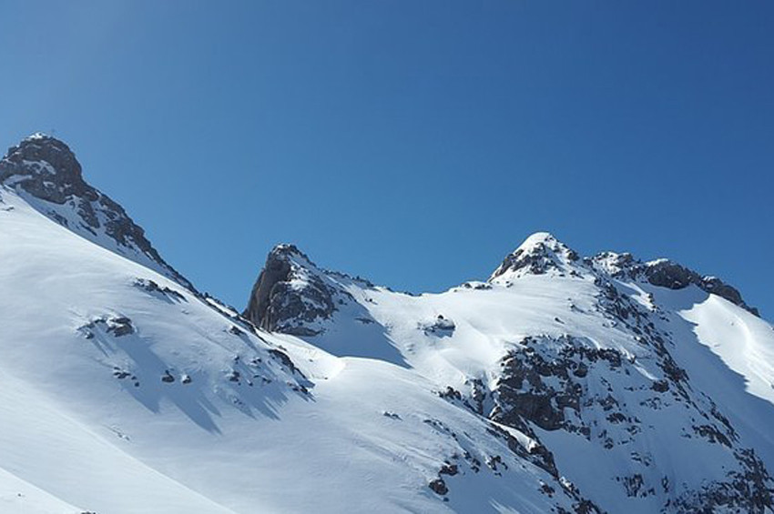 Munzur Dağına mevsimin ilk karı yağdı