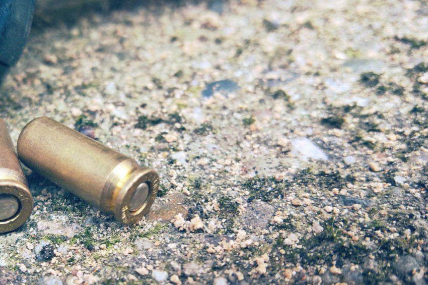 Bankta otururken bacağına mermi saplandı!