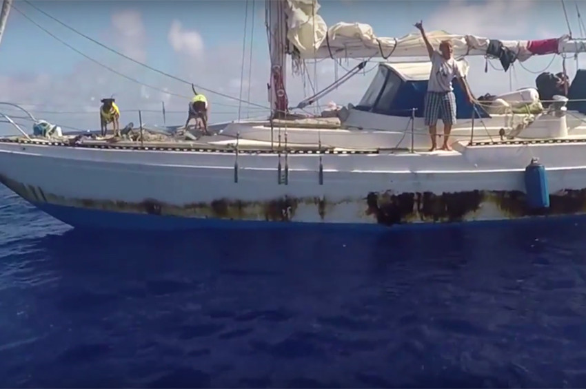 2 kadın ve 2 köpek 5 ay Okyanusta mahsur kaldı