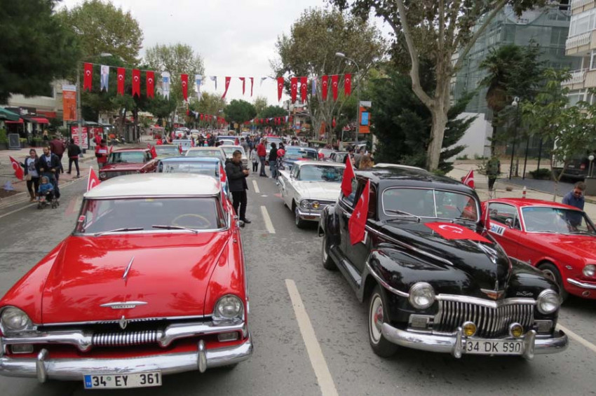 Klasik Otomobiller Cumhuriyet konvoyundaydı
