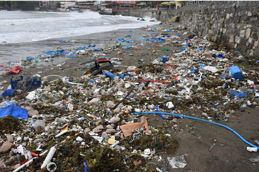 Karadeniz atıkları kıyıya geri attı