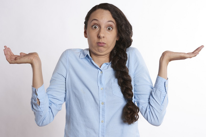 Evin üstüne uçak kapısı düştü