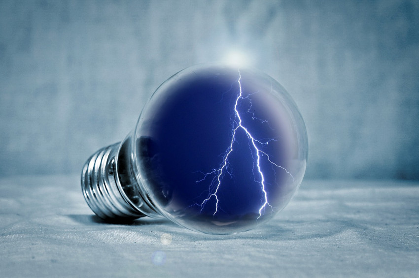 İki öğrenci havadan elektrik üretti