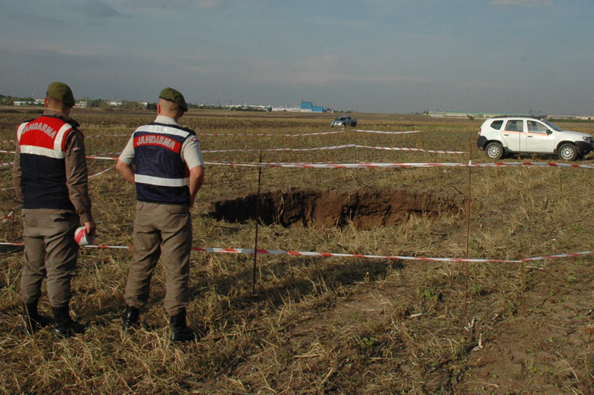 Tekirdağdaki bir tarlada dev çukur oluştu