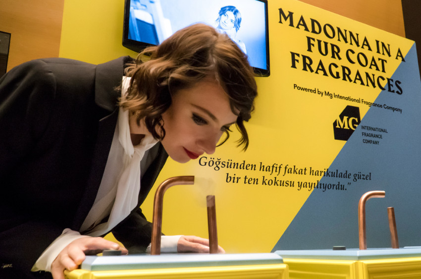 Kürk Mantolu Madonna,koku entegrasyonlu sahneleniyor