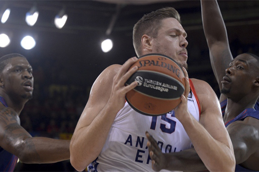 Anadolu Efes, Barçayı deplasmanda yıktı