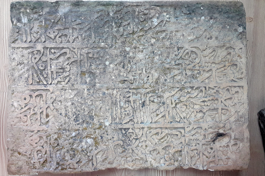 1997 yılından beri kayıp kitabe tesadüfen bulundu