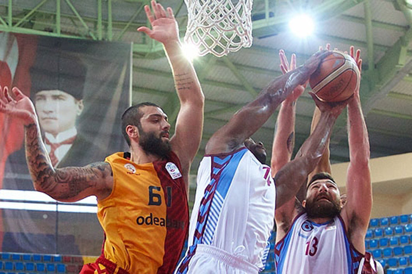 Trabzonspor, Galatasaray Odeabanka fark attı