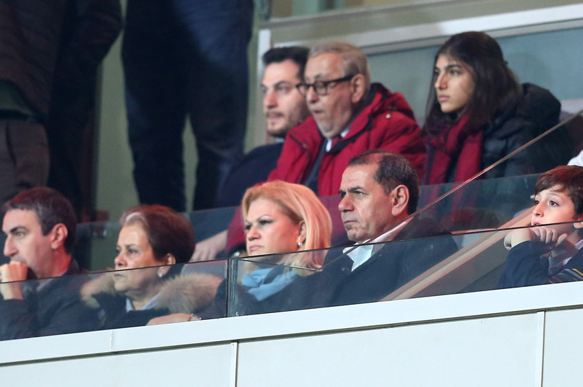 Galatasaray yönetimi tribünde dondu kaldı