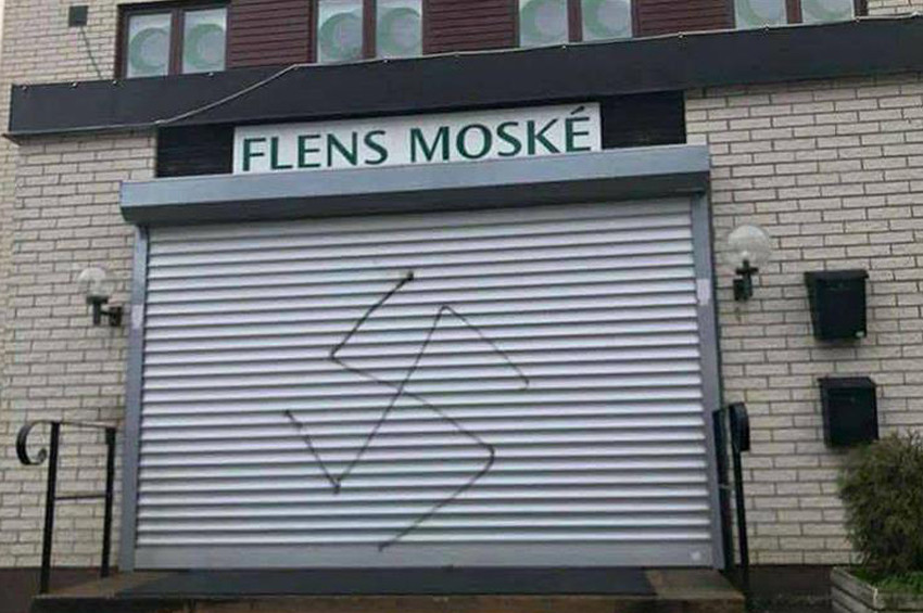 İsveçte cami kapısına gamalı haç çizildi.