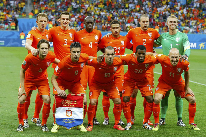 Hollanda futbolu çöktükçe çöküyor