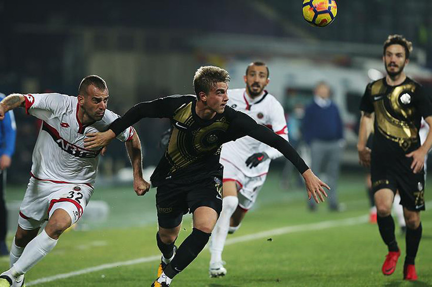 Ligin dibini belirleyen derbiyi Osmanlıspor kazandı: 2-1