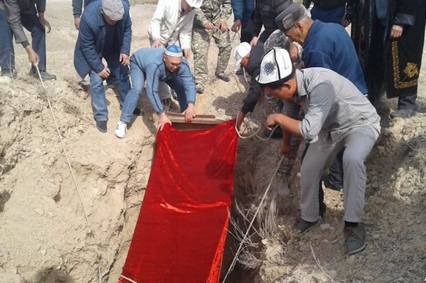 Kırgızistanda 2000 yıllık mumya defnedildi