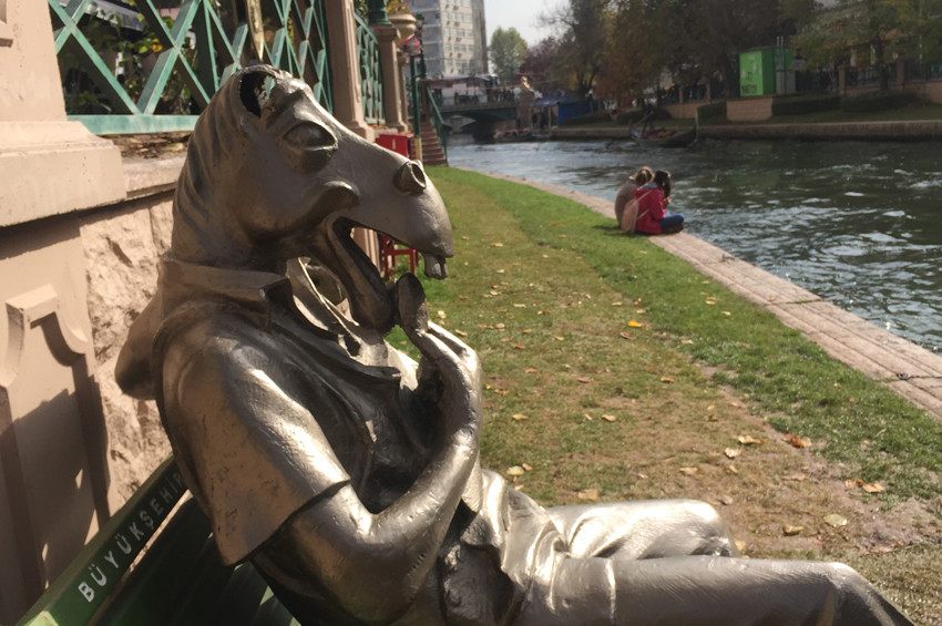 Çekirdek çitleyen eşek heykelinin kulakları koparıldı