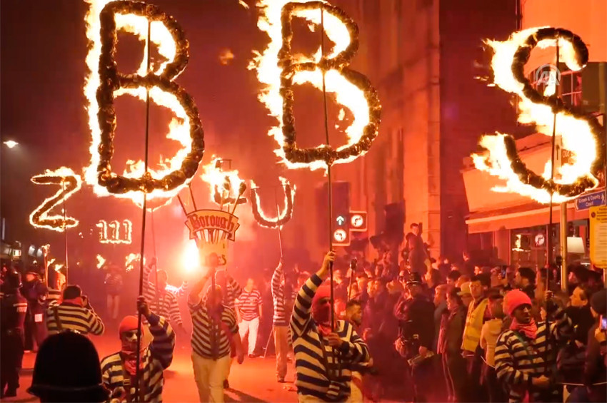 İngilterede Şenlik Ateşi 412. kez yakıldı