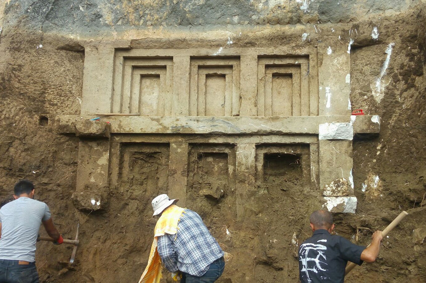 Demrede 2 bin 400 yıllık kaya mezarı bulundu