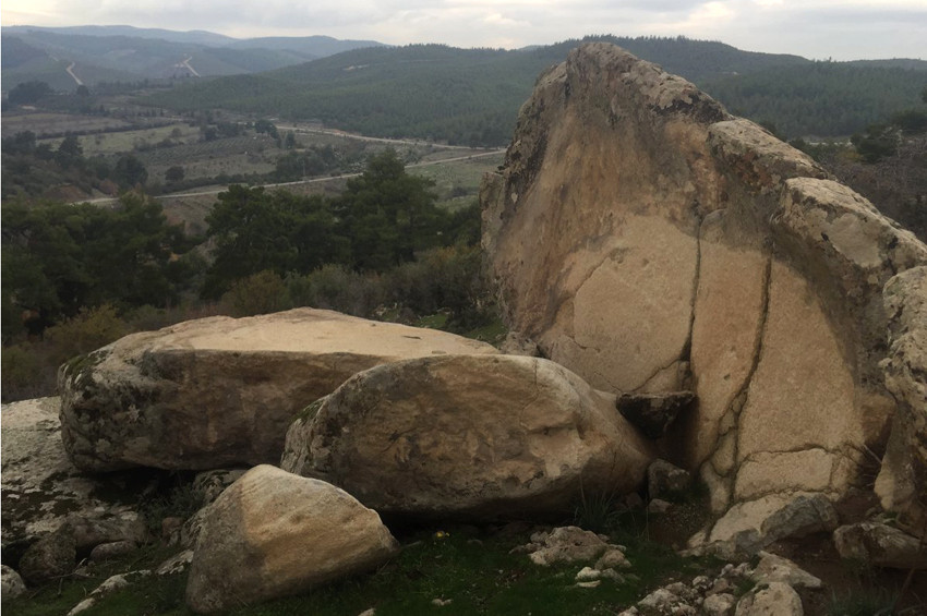 Yok artık! Kayanın içinde define aradılar
