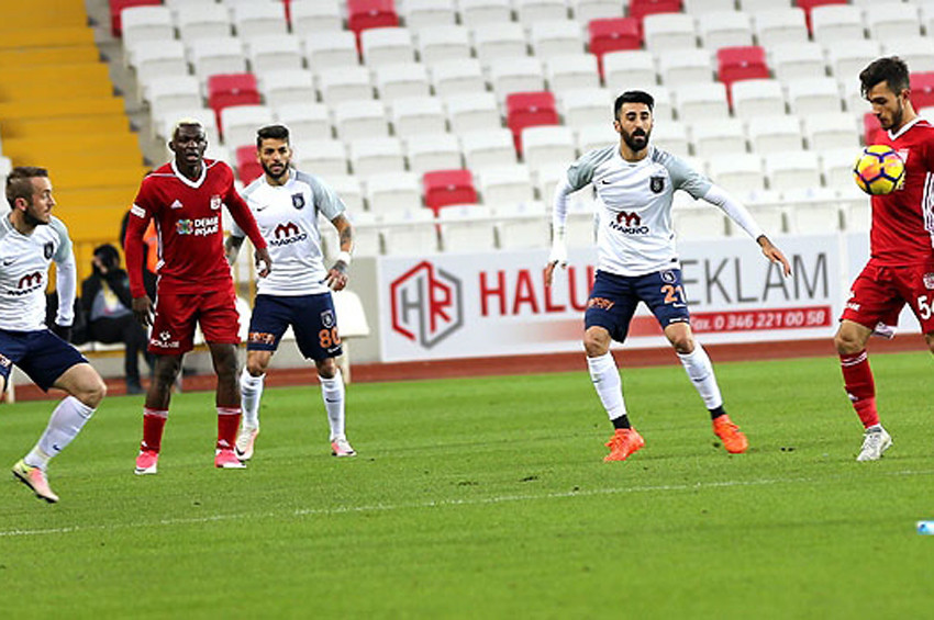 Sivaspor, Başakşehiri liderlikten indirdi: 1-0