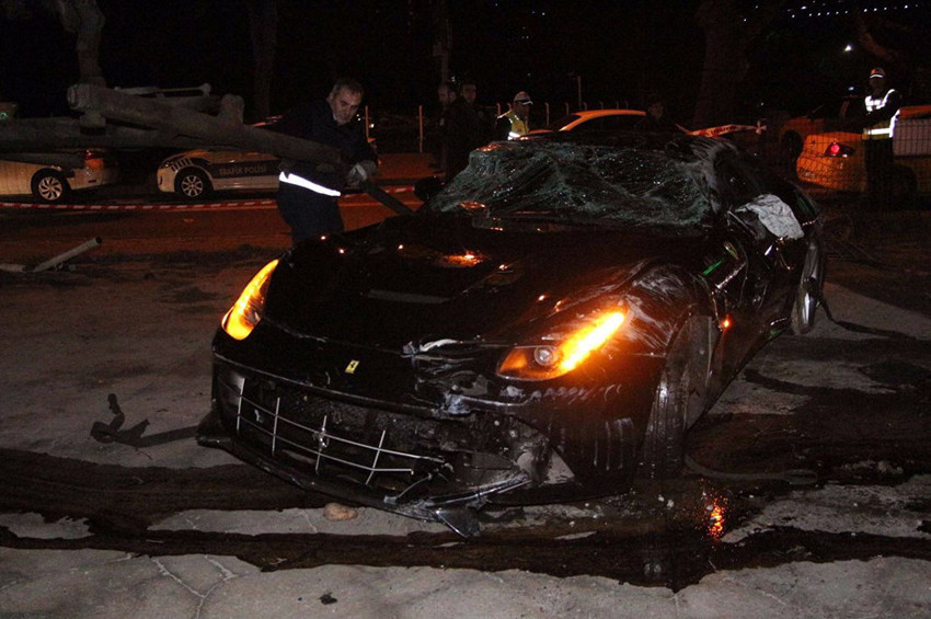 Burak Yılmaz, trafik kazasından kurtulduğuna şükrediyor