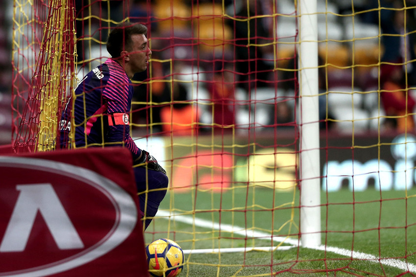 Galatasarayın kalecisi Muslera 4 maçta 10 gol yedi