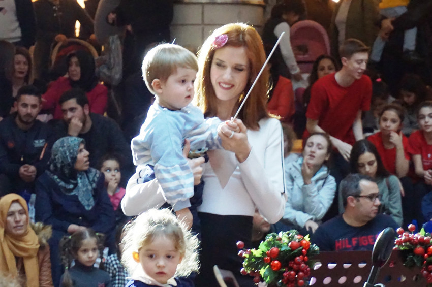 Wilma Elles ikizeriyle orkestra yönetti