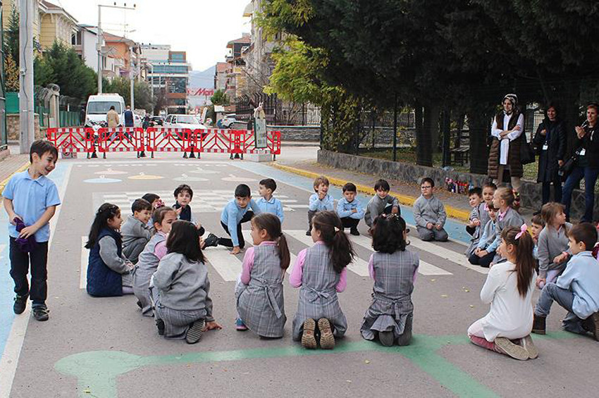 Oyun Sokağı çocukları da aileleri de sevindirdi