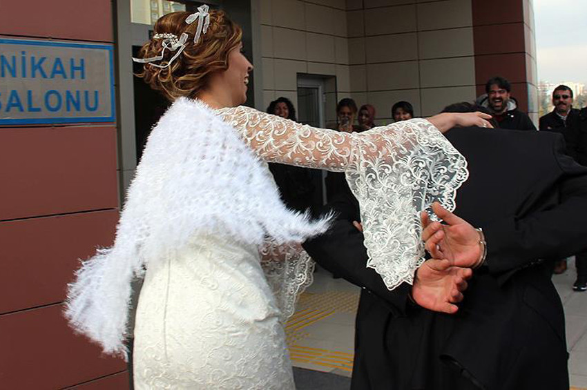 Polis gelin, damadı nikah salonuna kelepçeyle getirdi