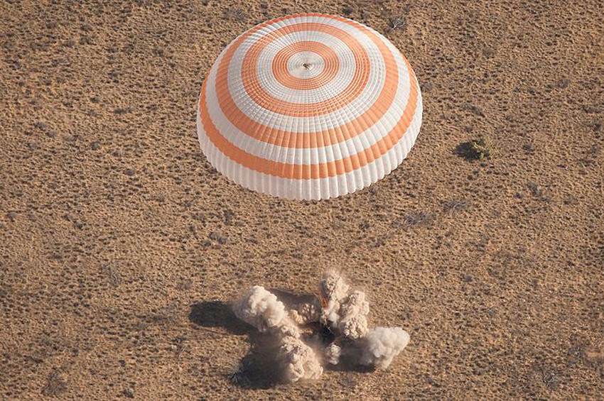 3 astronotu taşıyan Soyuz kapsülü Dünyaya döndü
