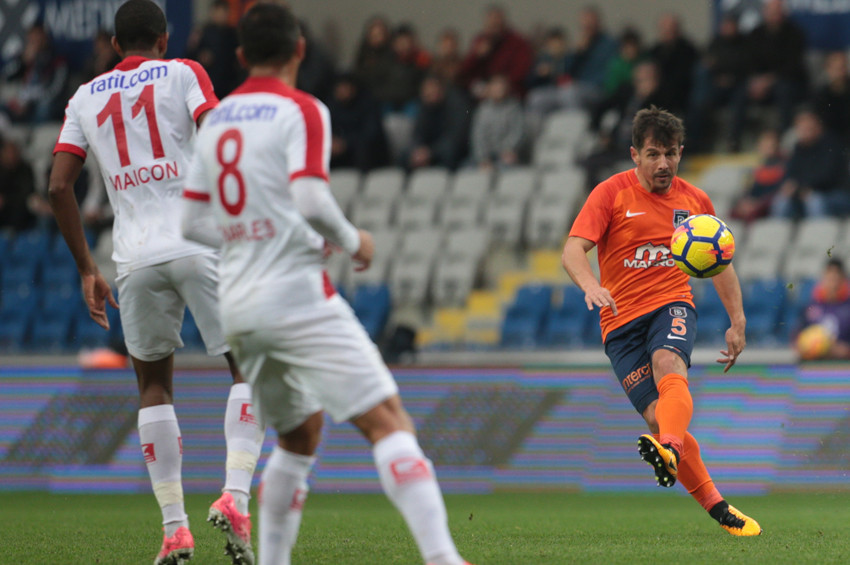 Medipol Başakşehir, Antalyasporu farklı yendi: 4-1