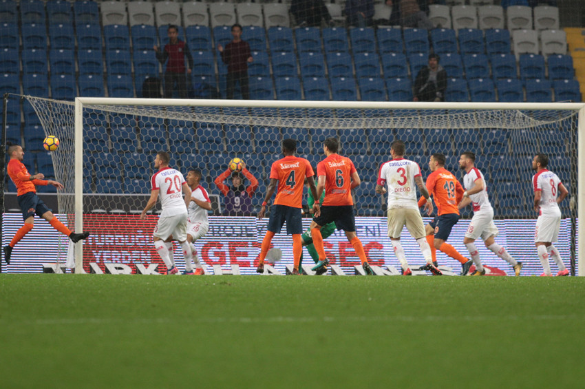 Medipol Başakşehir iç sahada yıkılmıyor