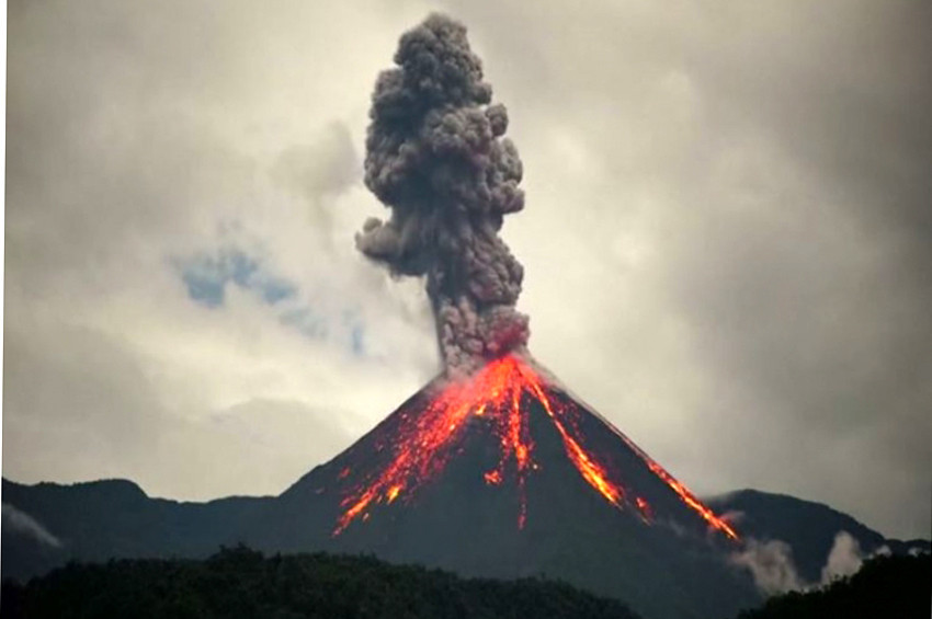 Reventador Yanardağı yine faaliyete geçti