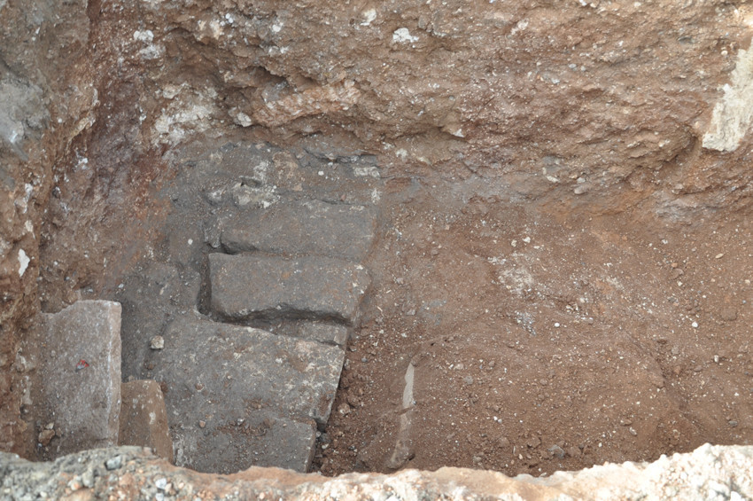 Mersinde bir arazide 2 lahit bulundu